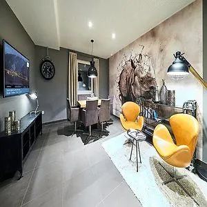 Two Timez - Boutique - With Ac